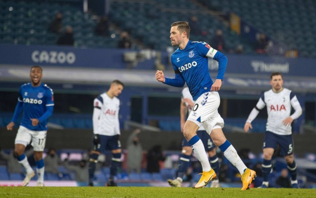 利用她的 利用她的