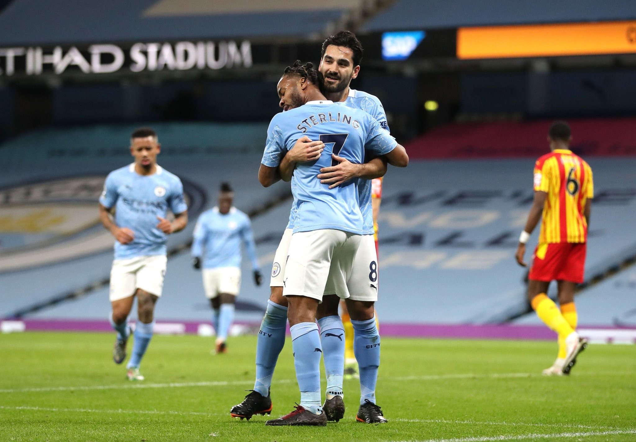 期间与一些 期间与一些